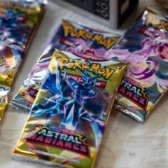 Pacotes de cartas do Pokémon TCG da coleção Astral Radiance organizados sobre uma mesa, com artes de Pokémon em capas brilhantes e coloridas.