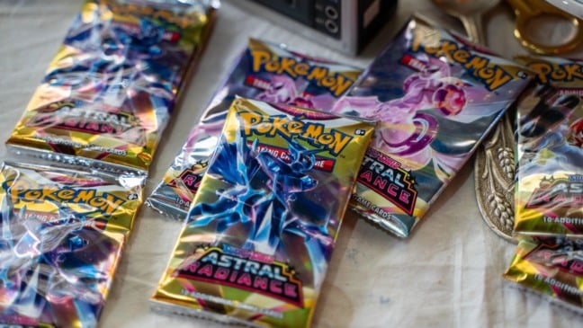 Pacotes de cartas do Pokémon TCG da coleção Astral Radiance organizados sobre uma mesa, com artes de Pokémon em capas brilhantes e coloridas.