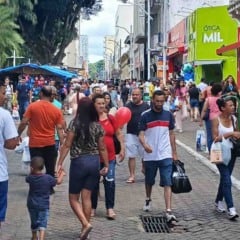 Pessoas caminham e fazem compras na Rua Barão de Jundiaí, no Centro de Jundiaí, em dia de comércio aberto e ruas cheias.
