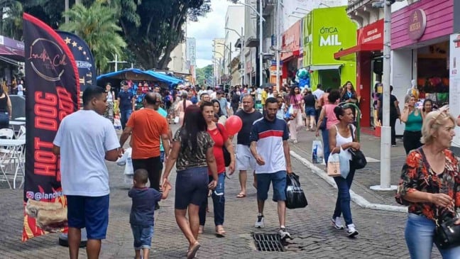Pessoas caminham e fazem compras na Rua Barão de Jundiaí, no Centro de Jundiaí, em dia de comércio aberto e ruas cheias.