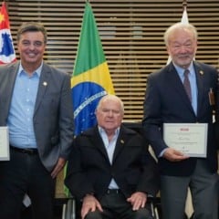 Cinco dirigentes do CIESP posam para foto de posse em São Paulo; quatro em pé com certificados e um sentado ao centro, diante das bandeiras do Brasil e de São Paulo.