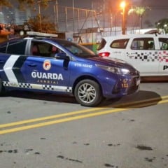 Viaturas da Guarda Municipal e da Polícia Militar durante operação de combate à poluição sonora em Jundiaí.
