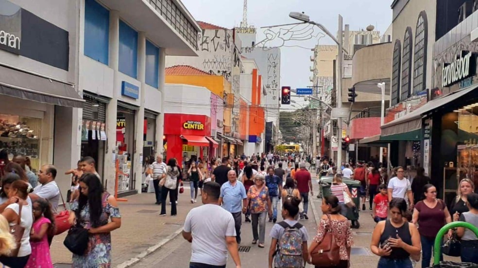 Rua comercial de Jundiaí com muitas pessoas caminhando entre lojas e vitrines, mostrando grande movimento de pedestres. Rua comercial de Jundiaí com muitas pessoas caminhando entre lojas e vitrines, mostrando grande movimento de pedestres.