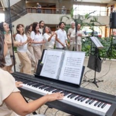 Coral Municipal de Jundiaí se apresenta no Paço Municipal, com regência de Vasti Atique e acompanhamento ao piano, em ensaio do espetáculo “Pela Estrada – Canções do Nosso Brasil”.