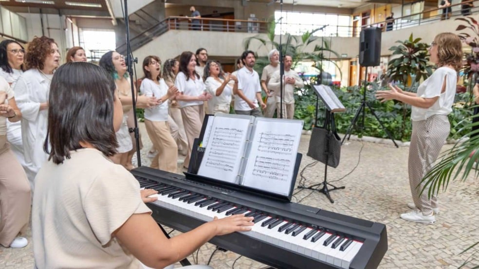 Coral Municipal de Jundiaí se apresenta no Paço Municipal, com regência de Vasti Atique e acompanhamento ao piano, em ensaio do espetáculo “Pela Estrada – Canções do Nosso Brasil”. Coral Municipal de Jundiaí se apresenta no Paço Municipal, com regência de Vasti Atique e acompanhamento ao piano, em ensaio do espetáculo “Pela Estrada – Canções do Nosso Brasil”.