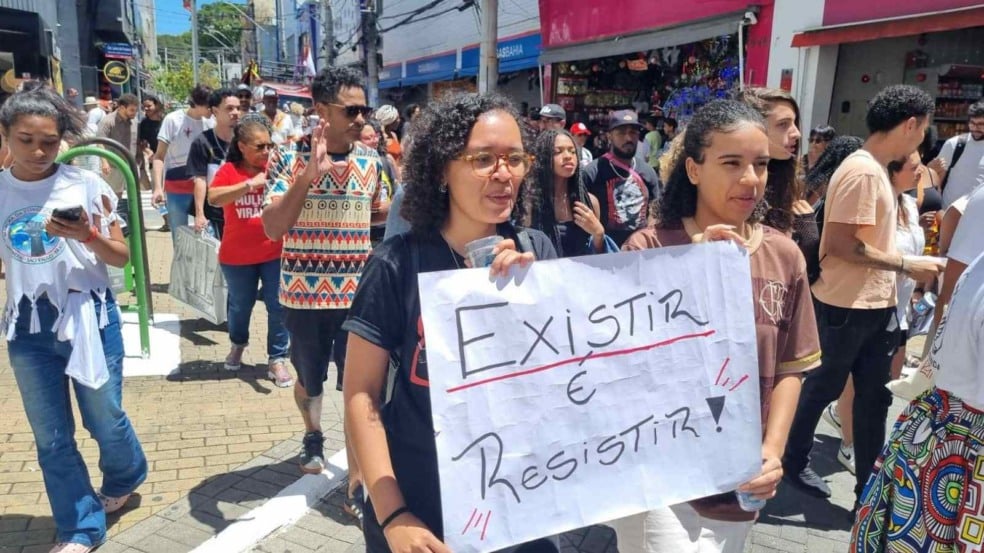 Cartaz ‘Existir é Resistir!’ marca força e união na Marcha da Consciência Negra (Foto: Prefeitura de Jundiaí)