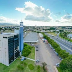 Imagem aérea da sede da DAE Jundiaí, mostrando o prédio administrativo, a torre azul, a Rodovia Anhanguera e o Parque da Cidade ao fundo.