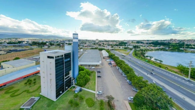 Imagem aérea da sede da DAE Jundiaí, mostrando o prédio administrativo, a torre azul, a Rodovia Anhanguera e o Parque da Cidade ao fundo.