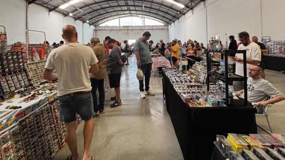 Homens e visitantes caminham por um galpão com estandes cheios de miniaturas de carros, observando e comprando peças durante um evento de colecionadores em Jundiaí. Homens e visitantes caminham por um galpão com estandes cheios de miniaturas de carros, observando e comprando peças durante um evento de colecionadores em Jundiaí.