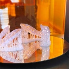 Estruturas translúcidas do dispositivo intraoral diors® sobre a base de uma impressora 3D durante o processo de fabricação.