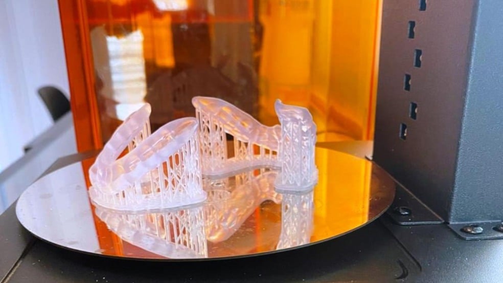 Estruturas translúcidas do dispositivo intraoral diors® sobre a base de uma impressora 3D durante o processo de fabricação.