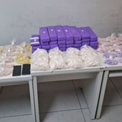 Drogas apreendidas pela Guarda Municipal de Jundiaí, incluindo tijolos e pacotes de entorpecentes dispostos sobre mesa branca.