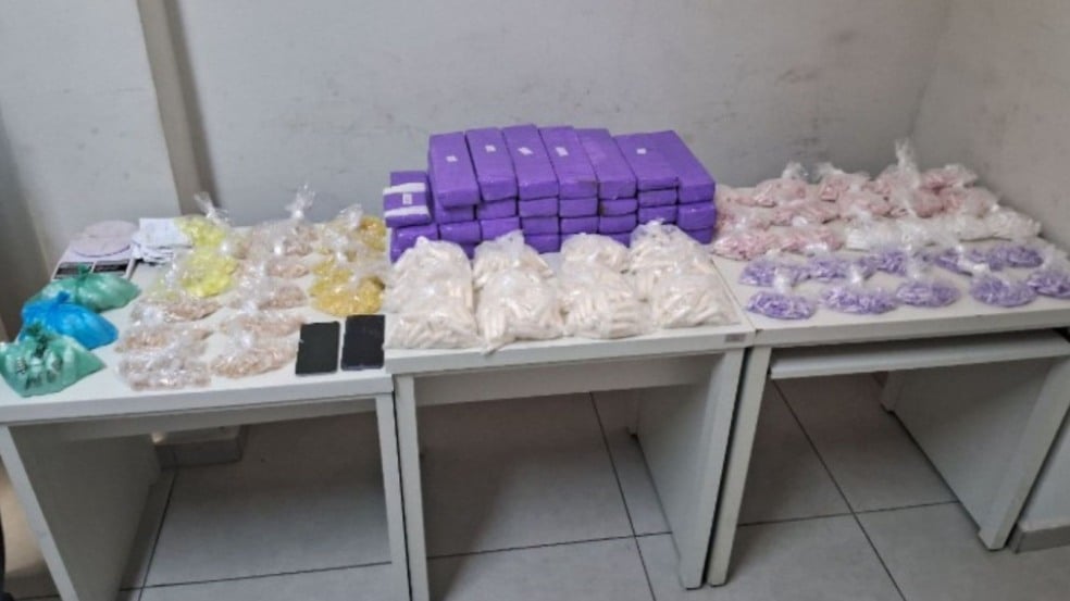 Drogas apreendidas pela Guarda Municipal de Jundiaí, incluindo tijolos e pacotes de entorpecentes dispostos sobre mesa branca. Drogas apreendidas pela Guarda Municipal de Jundiaí, incluindo tijolos e pacotes de entorpecentes dispostos sobre mesa branca.