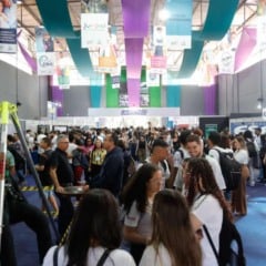 Estudantes visitam os estandes da Expo Profissões em Jundiaí, evento realizado no Parque da Uva com instituições de ensino e atividades voltadas à orientação profissional.
