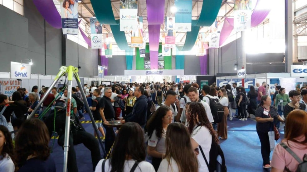 Estudantes visitam os estandes da Expo Profissões em Jundiaí, evento realizado no Parque da Uva com instituições de ensino e atividades voltadas à orientação profissional. Estudantes visitam os estandes da Expo Profissões em Jundiaí, evento realizado no Parque da Uva com instituições de ensino e atividades voltadas à orientação profissional.