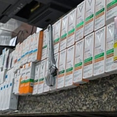 Caixas de cosméticos Vichy apreendidas pela PM após furto em farmácia de Campo Limpo Paulista. Caixas de cosméticos Vichy apreendidas pela PM após furto em farmácia de Campo Limpo Paulista.