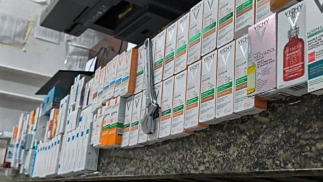 Caixas de cosméticos Vichy apreendidas pela PM após furto em farmácia de Campo Limpo Paulista.