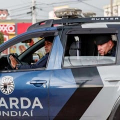 Agentes da Guarda Municipal de Jundiaí em patrulhamento dentro de viatura oficial nas ruas da cidade.