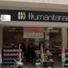 Fachada da loja Humanitarian Calçados em Jundiaí, com o letreiro da marca e vitrines cheias de sapatos.