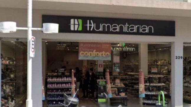 Fachada da loja Humanitarian Calçados em Jundiaí, com o letreiro da marca e vitrines cheias de sapatos.
