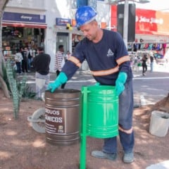 Funcionário da Prefeitura de Jundiaí instalando novas lixeiras de resíduos orgânicos e recicláveis no Centro da cidade.
