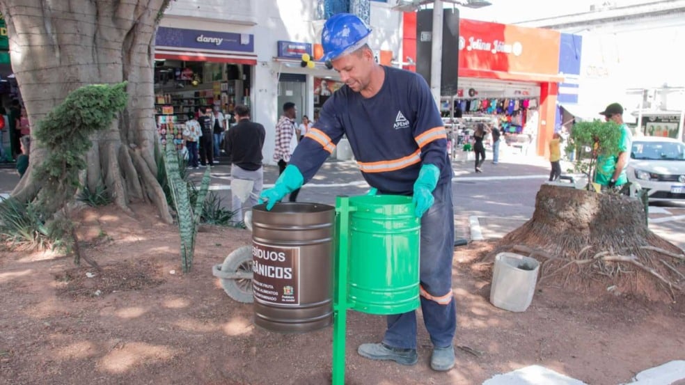 Funcionário da Prefeitura de Jundiaí instalando novas lixeiras de resíduos orgânicos e recicláveis no Centro da cidade. Funcionário da Prefeitura de Jundiaí instalando novas lixeiras de resíduos orgânicos e recicláveis no Centro da cidade.
