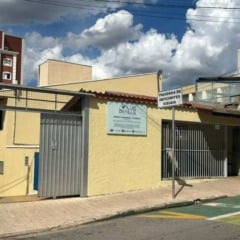 Fachada do Instituto Luiz Braille em Jundiaí, com prédio amarelo, portão cinza, placa de identificação e placa de “Travessia de Deficientes Visuais” em frente ao local.