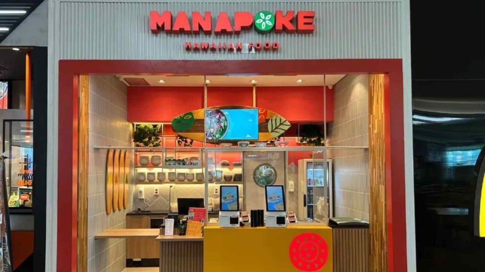 Fachada do restaurante Mana Poke no JundiaíShopping, com balcão de atendimento, totens digitais e decoração temática havaiana. Fachada do restaurante Mana Poke no JundiaíShopping, com balcão de atendimento, totens digitais e decoração temática havaiana.