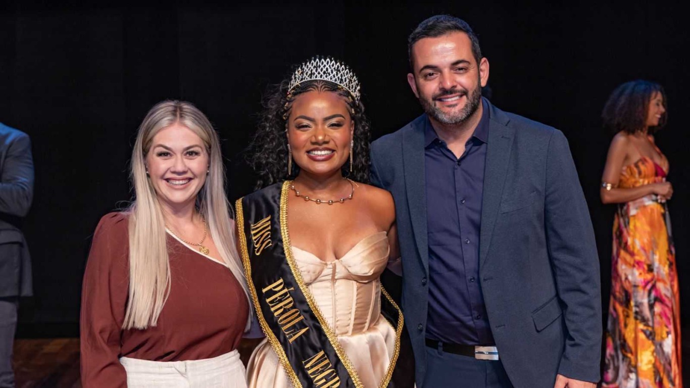 Andreina Gomes Pinheiro de Almeida, Miss Pérola Negra 2025, posa sorrindo ao lado da primeira-dama Ellen Camila Martinelli e do prefeito Gustavo Martinelli. Andreina Gomes Pinheiro de Almeida, Miss Pérola Negra 2025, posa sorrindo ao lado da primeira-dama Ellen Camila Martinelli e do prefeito Gustavo Martinelli.