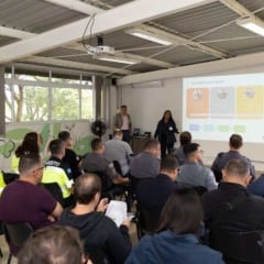 Reunião do Programa Segurança do Motociclista em Jundiaí, com servidores e agentes de trânsito acompanhando apresentação sobre ações de segurança viária.