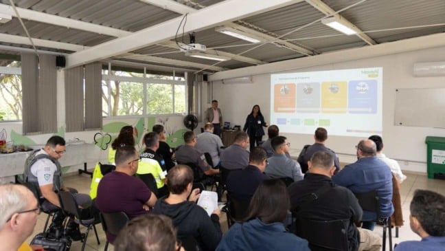 Reunião do Programa Segurança do Motociclista em Jundiaí, com servidores e agentes de trânsito acompanhando apresentação sobre ações de segurança viária.