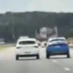 Dois carros, um branco e outro azul, trafegam lado a lado na Rodovia dos Bandeirantes, em Itupeva (SP), instantes antes de uma colisão registrada em vídeo.