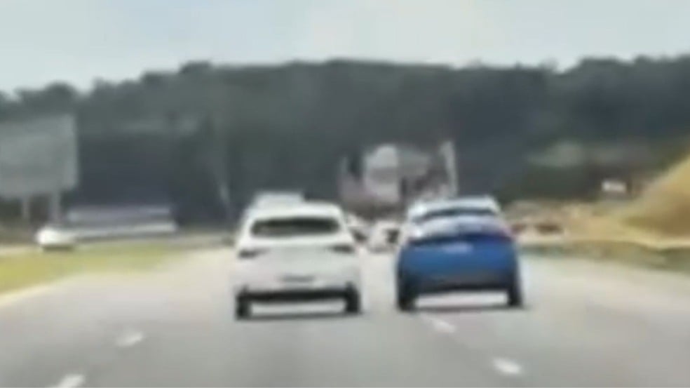Dois carros, um branco e outro azul, trafegam lado a lado na Rodovia dos Bandeirantes, em Itupeva (SP), instantes antes de uma colisão registrada em vídeo.
