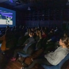 Pessoas assistem a filme projetado em tela grande na Sala São Paulo-Minas, durante sessão do Pontos MIS em Jundiaí.
