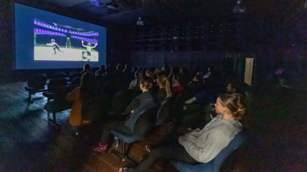 Pessoas assistem a filme projetado em tela grande na Sala São Paulo-Minas, durante sessão do Pontos MIS em Jundiaí. Pessoas assistem a filme projetado em tela grande na Sala São Paulo-Minas, durante sessão do Pontos MIS em Jundiaí.