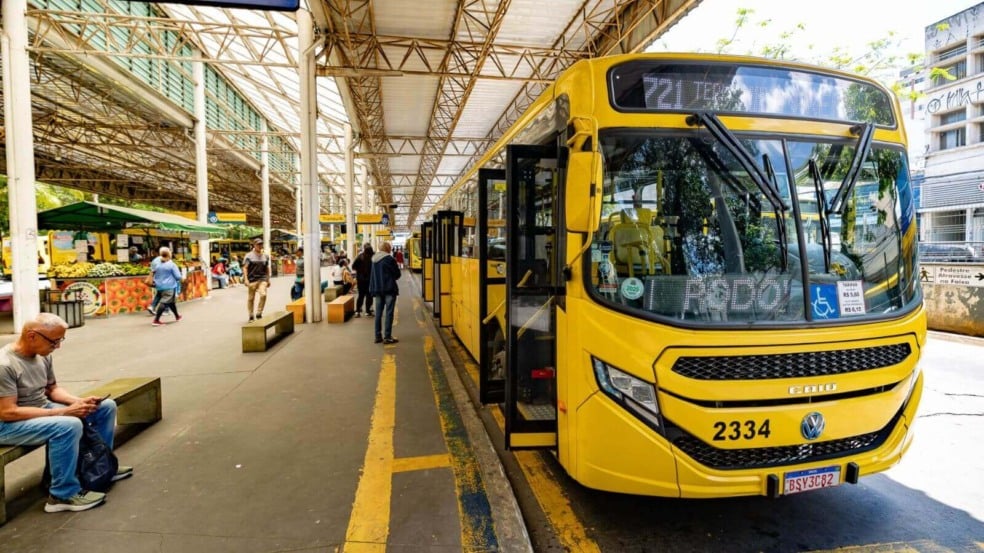 ônibus no Terminal Central em Jundiaí ônibus no Terminal Central em Jundiaí