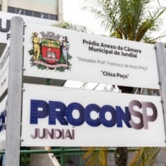 Placa do Procon Jundiaí em frente ao prédio anexo da Câmara Municipal, com brasão da cidade e fachada ao fundo.