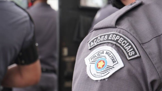 Policial militar de São Paulo com emblema “Ações Especiais” no uniforme, simbolizando atuação da PM nas operações de segurança.