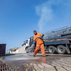 Trabalhadores da Prefeitura de Jundiaí limpam a rua com caminhão de hidrojateamento durante o mutirão “Quem Ama, Cuida”.