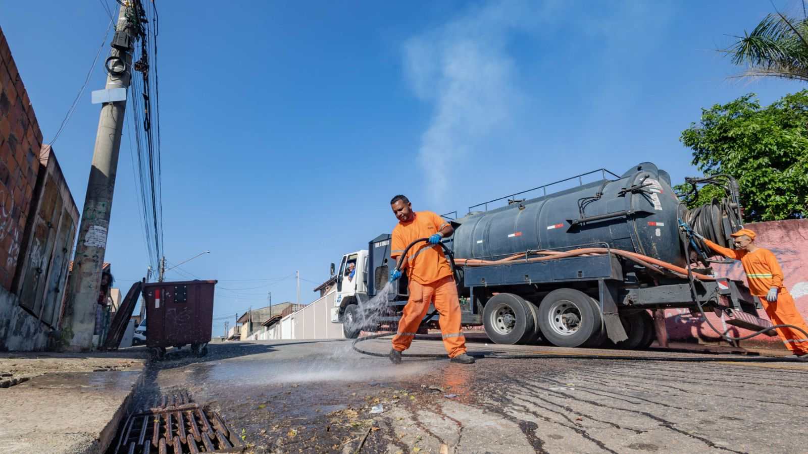 Trabalhadores da Prefeitura de Jundiaí limpam a rua com caminhão de hidrojateamento durante o mutirão “Quem Ama, Cuida”.