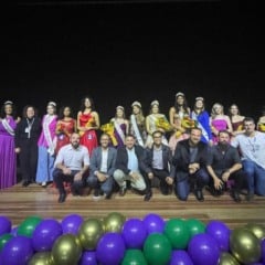 Candidatas e autoridades no palco do Cine Teatro Municipal de Itupeva durante a escolha da nova Corte da 18ª Expo Uva.