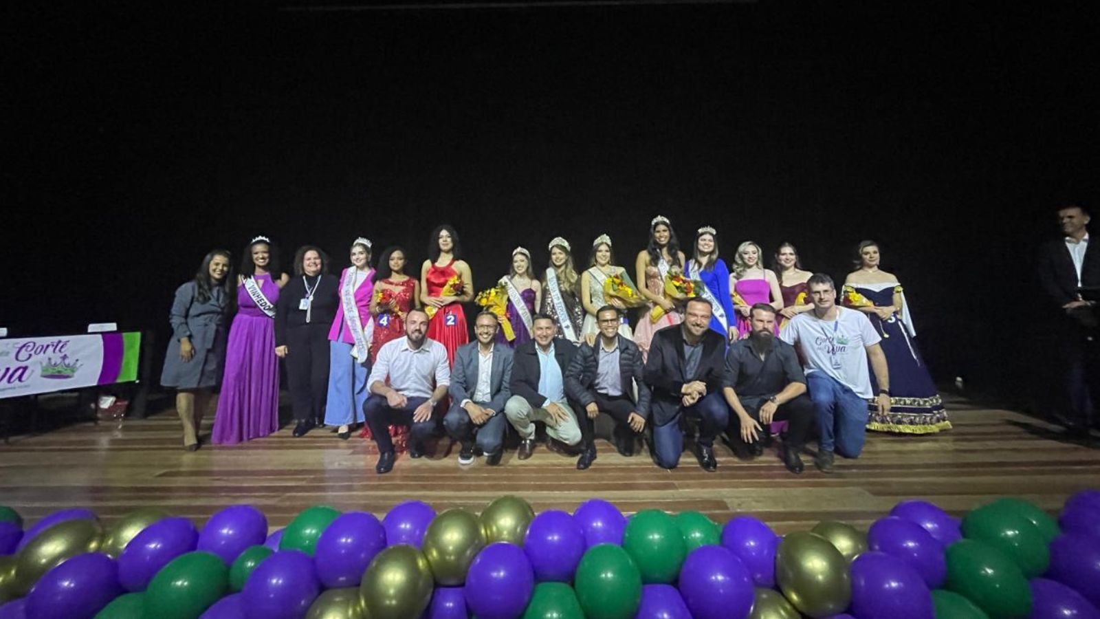 Candidatas e autoridades no palco do Cine Teatro Municipal de Itupeva durante a escolha da nova Corte da 18ª Expo Uva.
