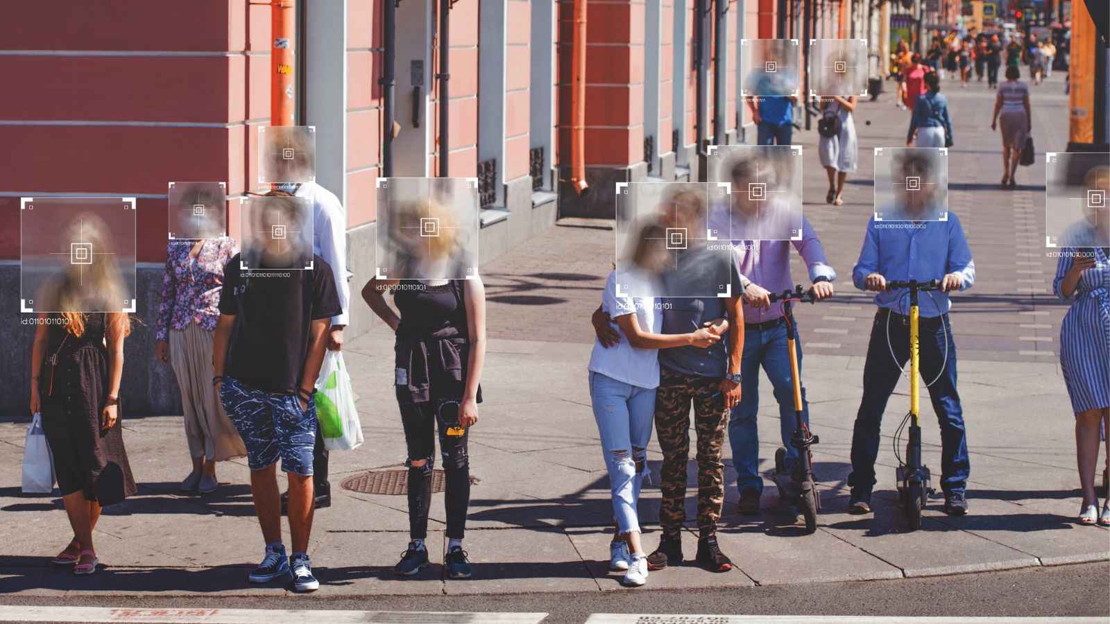 Grupo de pedestres em uma rua movimentada com seus rostos desfocados e marcadores digitais simulando reconhecimento facial, incluindo pessoas caminhando e duas usando patinetes elétricos.