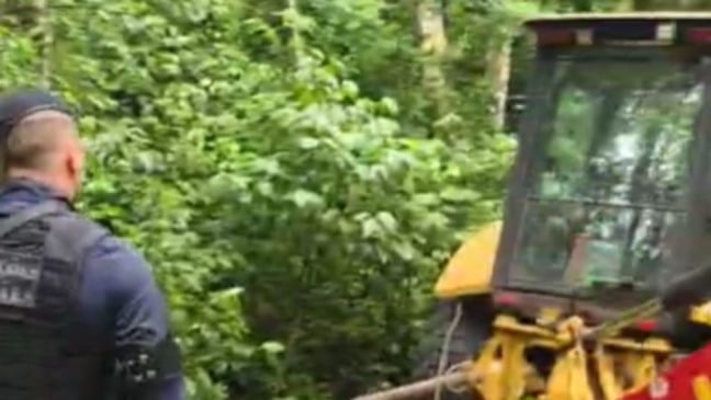 Duas retroescavadeiras recuperadas pela Guarda Municipal de Jundiaí em área de mata na Estrada do Bugio, na divisa de Jundiaí com Louveira.