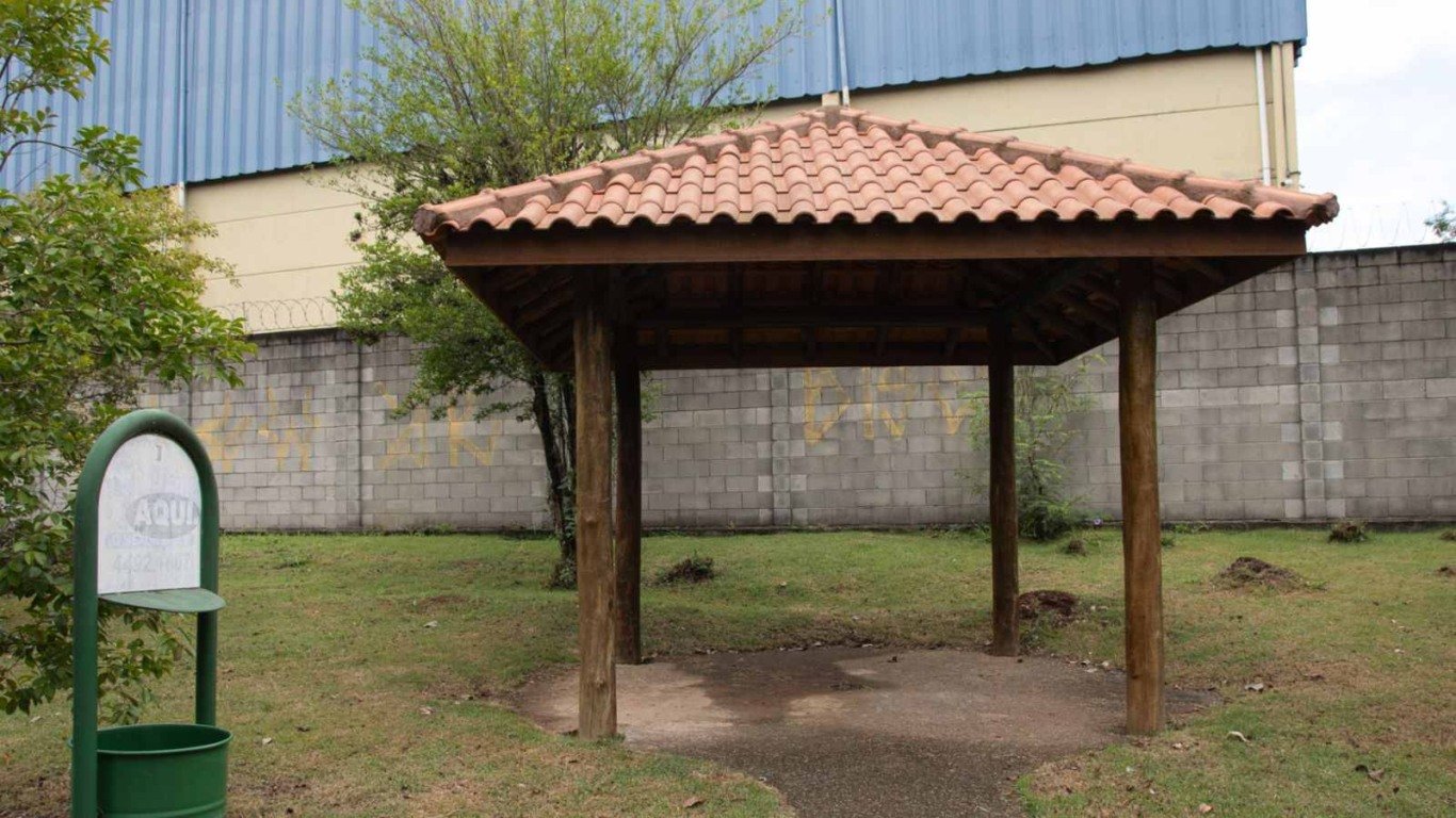 Quiosque de madeira no Parque Botânico Tulipas em Jundiaí antes da reforma. Quiosque de madeira no Parque Botânico Tulipas em Jundiaí antes da reforma.