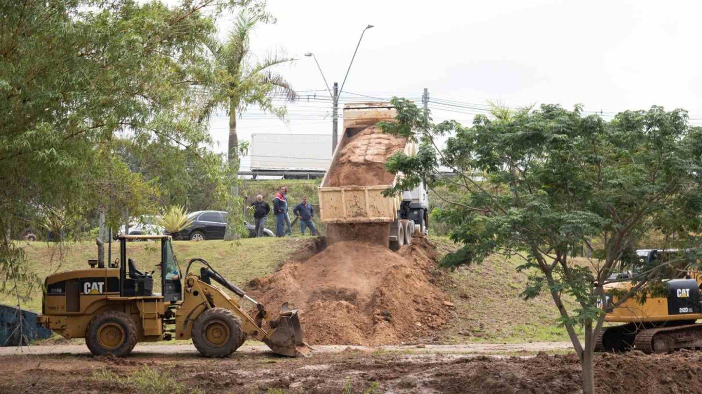 Caminhão despeja terra e equipe acompanha obras de revitalização no Parque Botânico Tulipas em Jundiaí. Caminhão despeja terra e equipe acompanha obras de revitalização no Parque Botânico Tulipas em Jundiaí.