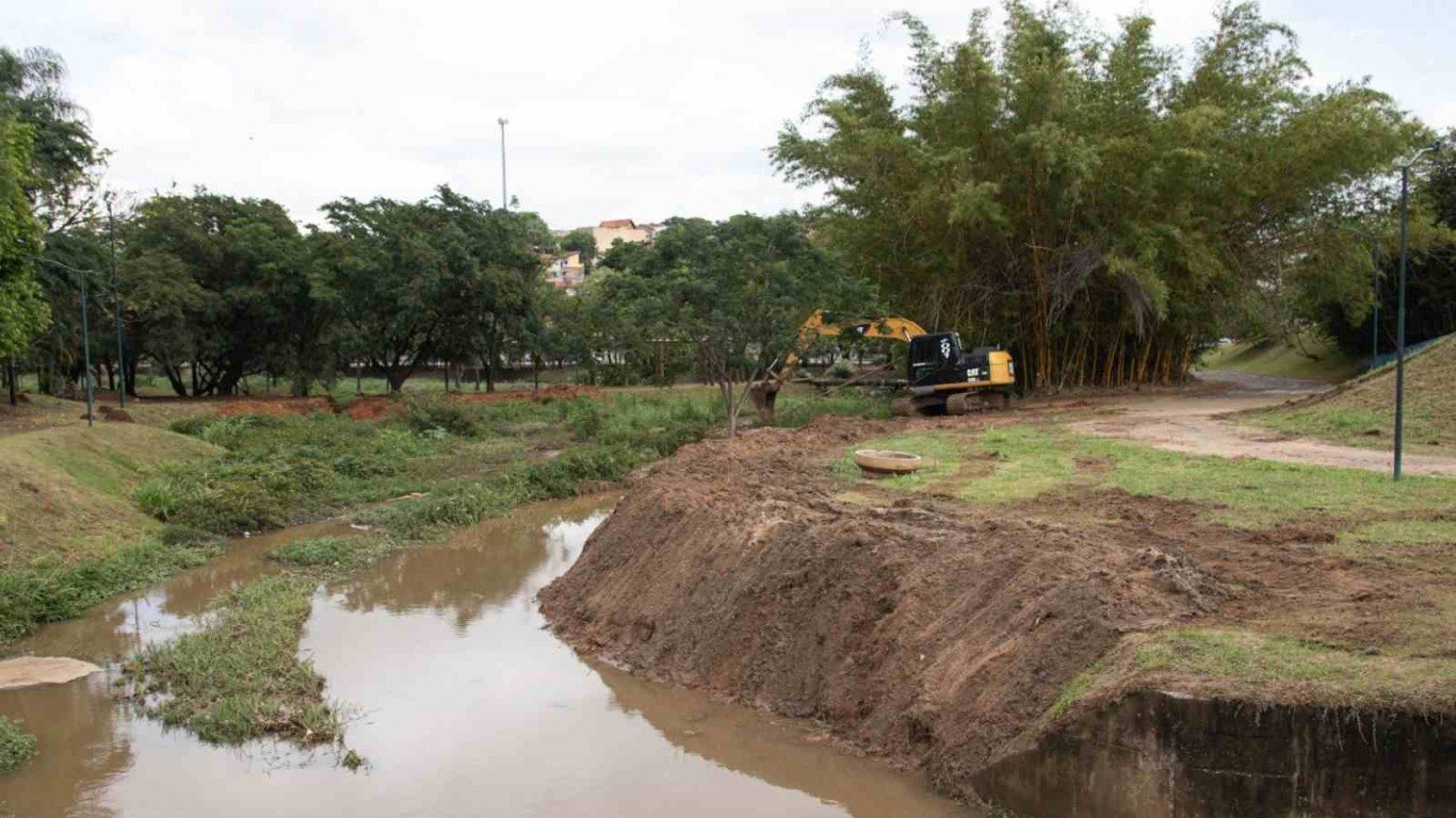 Máquinas trabalham na limpeza e terraplanagem do lago no Parque Botânico Tulipas em Jundiaí. Máquinas trabalham na limpeza e terraplanagem do lago no Parque Botânico Tulipas em Jundiaí.
