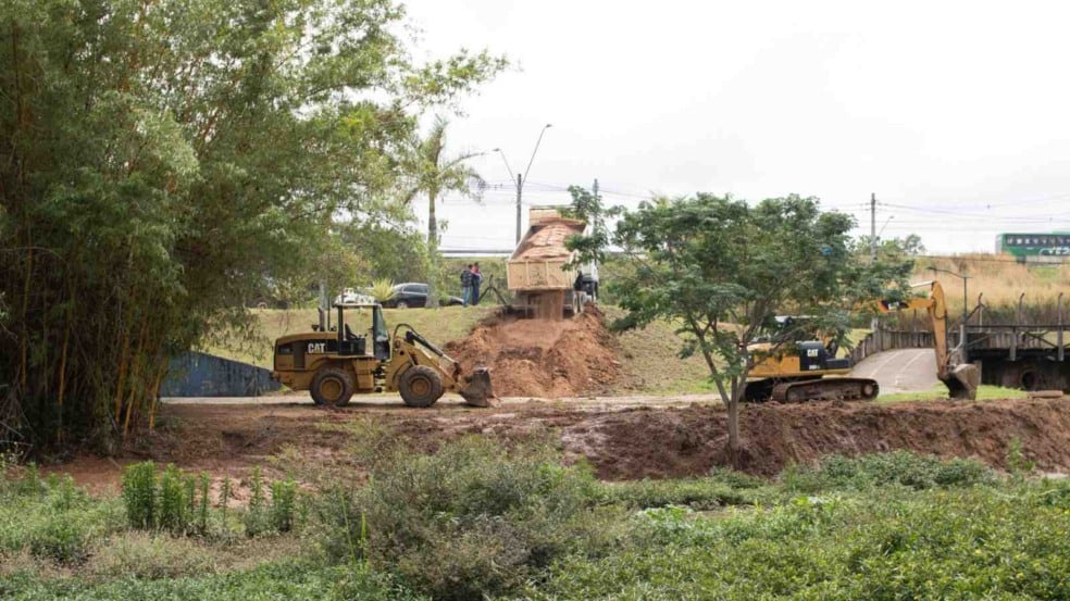 Máquinas realizam drenagem e movimentação de terra no Parque Botânico Tulipas em Jundiaí. Máquinas realizam drenagem e movimentação de terra no Parque Botânico Tulipas em Jundiaí.