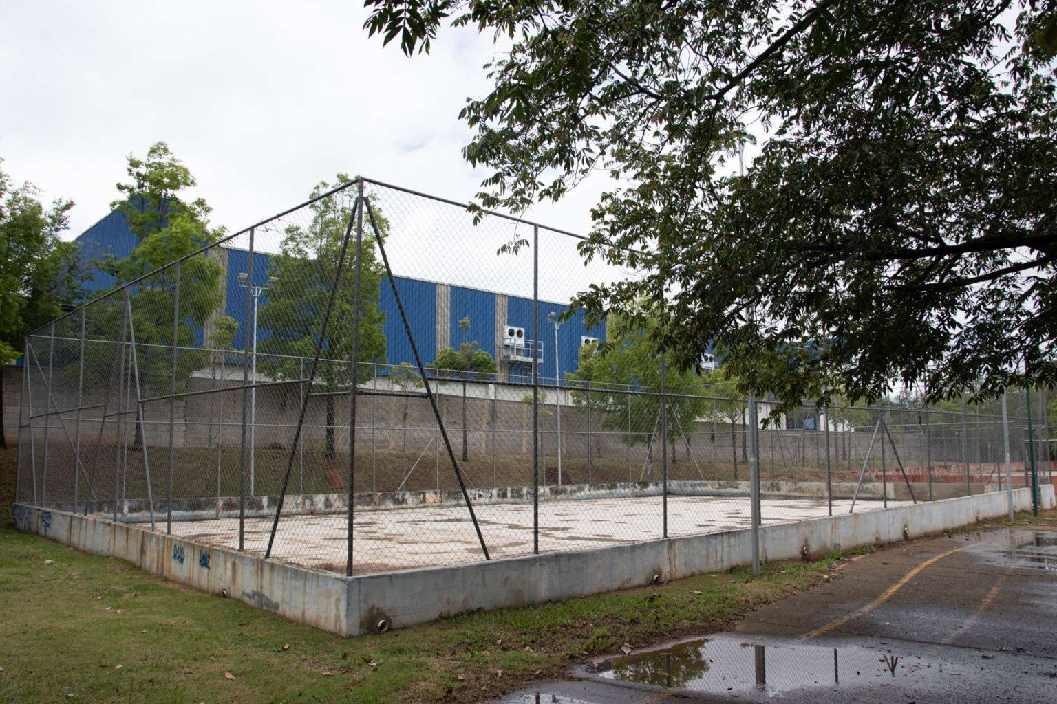 Quadra esportiva do Parque Botânico Tulipas em Jundiaí aguardando reforma. Quadra esportiva do Parque Botânico Tulipas em Jundiaí aguardando reforma.