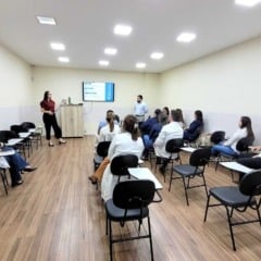 Profissionais do Hospital São Vicente assistem à apresentação do Projeto Boas Práticas – HCor em sala de treinamento, conduzida por Camila Toth e Jean Chini.